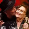 Dona Déa Lúcia, mãe do humorista Paulo Gustavo, anunciou a produção de um musical que celebrará a vida e a carreira de seu filho, falecido em 2021.