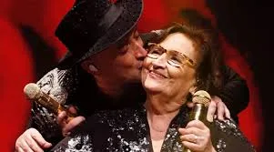 Dona Déa Lúcia, mãe do humorista Paulo Gustavo, anunciou a produção de um musical que celebrará a vida e a carreira de seu filho, falecido em 2021.