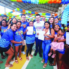 O ministro Jader Filho assinou os contratos para a construção de moradias rurais em Barcarena FOTO: YAGO LIMA / CIDADES