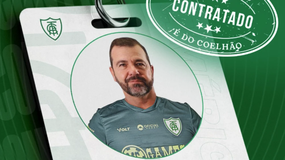 O América-MG oficializou nesta terça-feira (3) a contratação do técnico Enderson Moreira. Aos 53 anos, o treinador assinou contrato até o fim da Série B