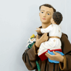 De norte a sul do Brasil, é tradição fazer pedidos a Santo Antônio em busca de um casamento ou de um novo amor. Conheça algumas simpatias para este dia!