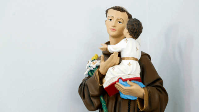 De norte a sul do Brasil, é tradição fazer pedidos a Santo Antônio em busca de um casamento ou de um novo amor. Conheça algumas simpatias para este dia!