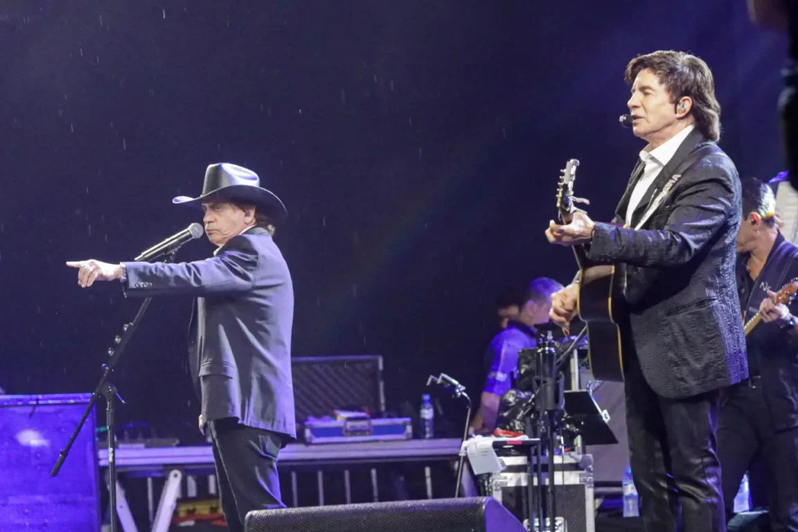 Mesmo com a chuva, a apresentação de Chitãozinho & Xororó foi um dos pontos altos da noite