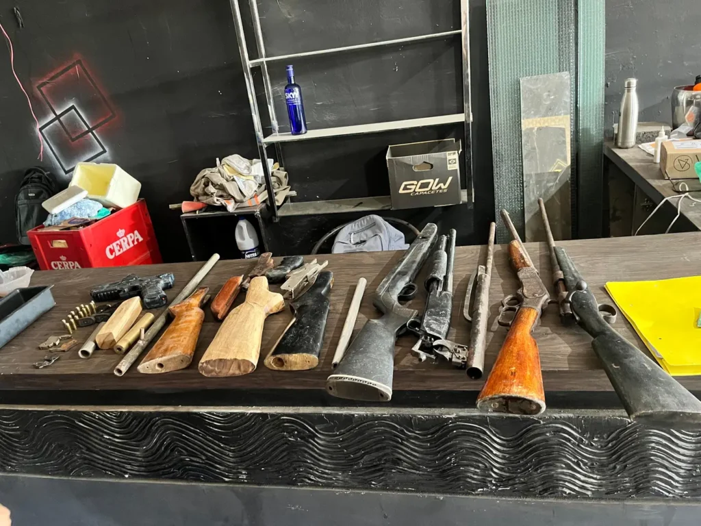 Polícia Civil do Pará desmantela fábrica clandestina de armas em barbearia de Belém
