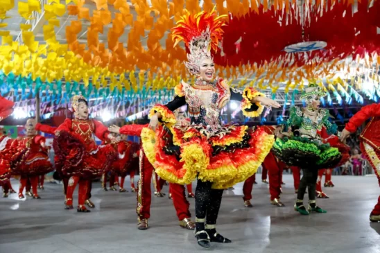 A quadrilha “Explosão Jovem”, de Tracuateua, atual campeã do Concurso Estadual de Quadrilhas Juninas do Pará, volta ao palco nesta quinta-feira (19) para defender o título. A apresentação ocorre no Centur, sede da Fundação Cultural do Pará (FCP), em Belém, a partir das 19h. A entrada é gratuita. Além da campeã, o público poderá assistir às apresentações de outros sete grupos juninos vindos de diversas cidades paraenses, como Tucuruí, Ananindeua, Belém, Santa Izabel, Cametá e Castanhal. A competição promete uma noite de muita cor, ritmo e tradição popular. Até o dia 27 de junho, um total de 132 quadrilhas se apresentará na Praça do Povo, também localizada na sede da FCP. A grande premiação que revelará os campeões deste ano acontece no dia 29 de junho. O Concurso Estadual de Quadrilhas integra a programação do Arraial de Todos os Santos, promovido pela FCP. Além das quadrilhas, o evento inclui a exibição de cordões de bichos, pássaros juninos, bois-bumbás, bois de máscaras, apresentações de carimbó e grupos parafolclóricos — todos iniciando às 18h. Nesta quinta-feira, o palco Verequete recebe o boi de máscara “Boi Tinga”, o boi-bumbá “O Rei da Barão”, o grupo de carimbó “Menina Musical”, e o grupo parafolclórico “Iaça Luterana”.