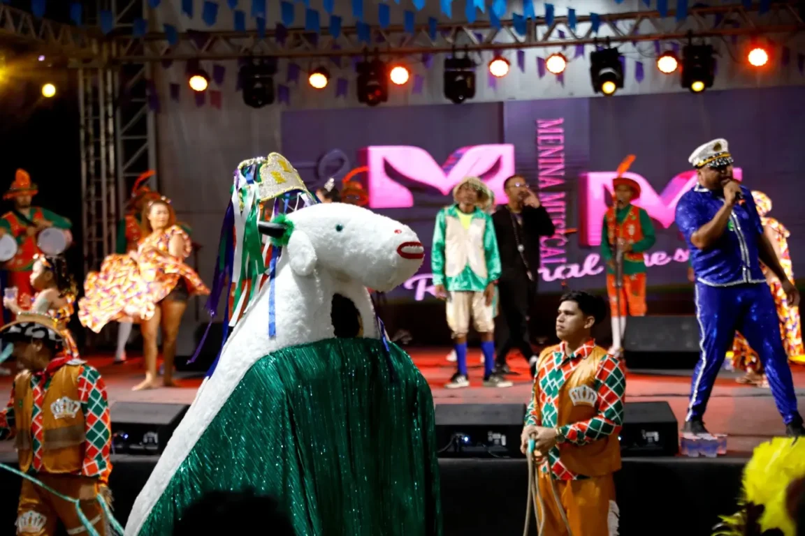 Os pássaros juninos Uirapuru da Liberdade e Beija Flor se apresentam nesta sexta-feira, 20, a partir das 18h30, no palco do teatro Margarida Schivasappa, em Belém. 