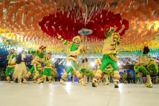 Apresentações de grupos folclóricos, cordões de bichos, pássaros juninos e Concurso Estadual de Quadrilhas levam o público à Praça do Povo, no Centur

