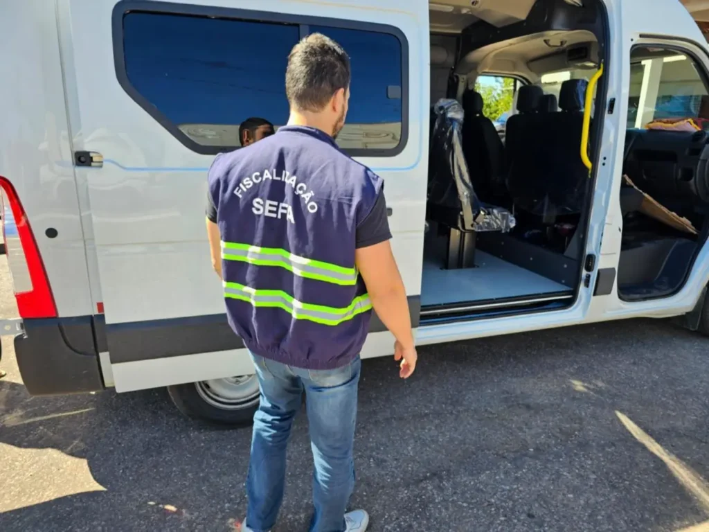 Equipes da Sefa apreendem veículos, pneus e portais de madeira
