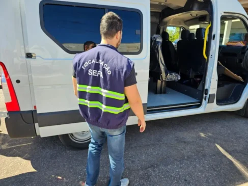 Equipes da Sefa apreendem veículos, pneus e portais de madeira