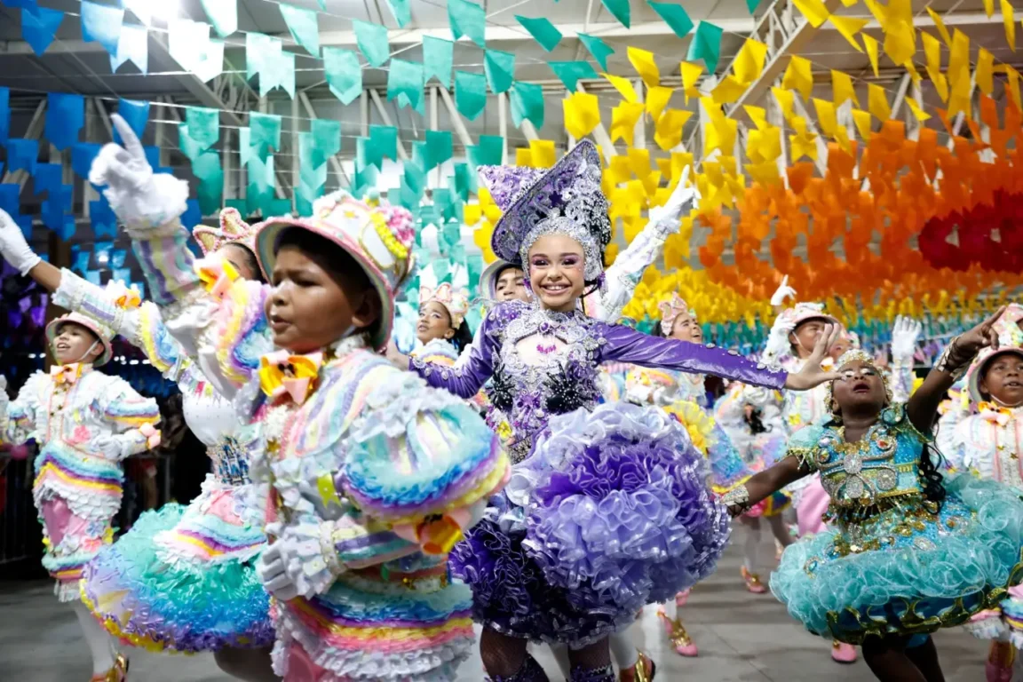 Dezesseis grupos, oriundos de seis municípios, disputam o título de campeã mirim no Arraial de Todos os Santos