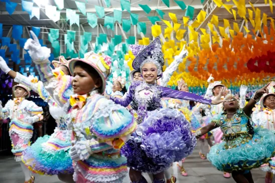 Dezesseis grupos, oriundos de seis municípios, disputam o título de campeã mirim no Arraial de Todos os Santos