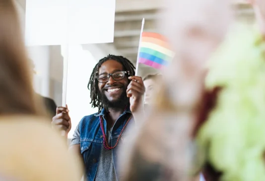 O Empodera+ é uma política pública que busca promover a inserção da comunidade LGBTQIA+ no mercado de trabalho
