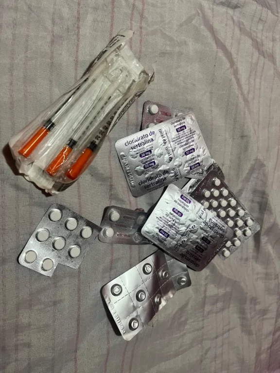 Durante a busca na casa da suspeita, foram apreendidos medicamentos e seringas, que passarão por perícia técnica. 