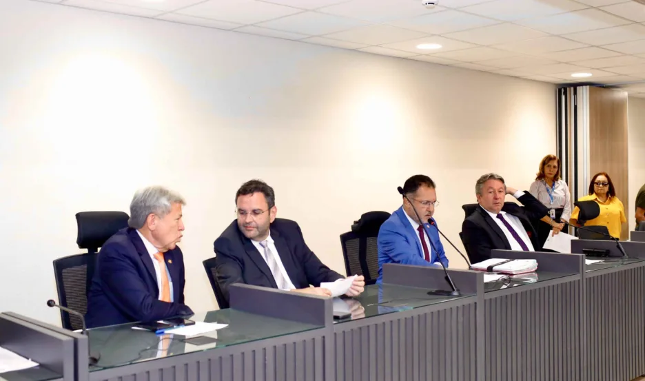 A reunião foi coordenada pelo presidente da CFFO, deputado Chamonzinho (MDB), que também foi o relator da proposta da LDO 2026. Foto: Balthazar Costa (AID/ALEPA)