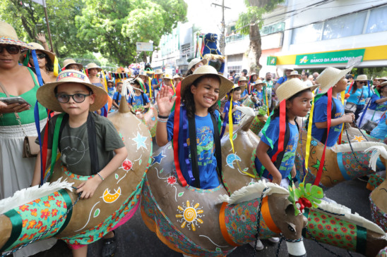 Mais de 35 mil pessoas tomaram as ruas de Belém na abertura do 38º Arrastão do Pavulagem, neste domingo, 15