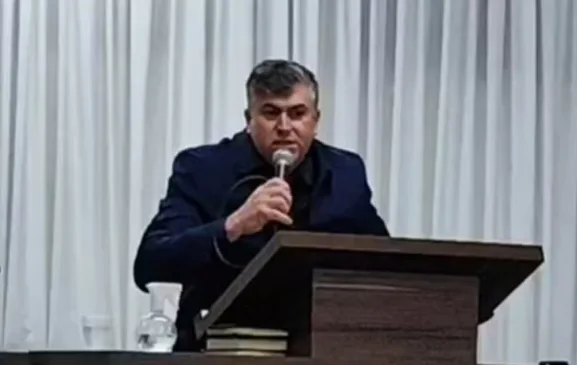 O pastor Sérgio Carvinho, de 47 anos, natural de Turvo (SC), faleceu na noite de sábado (31), enquanto pregava em uma igreja em Caxias do Sul (RS).