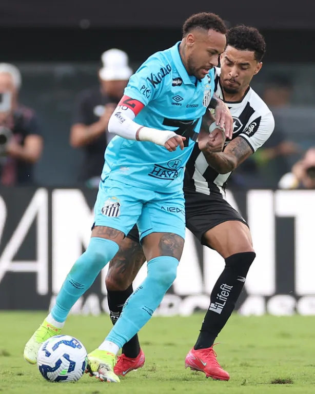 O Peixe sofreu o gol após perder seu principal jogador: Neymar foi expulso aos 30 minutos do segundo tempo ao tentar marcar com a mão, recebendo o segundo cartão amarelo.