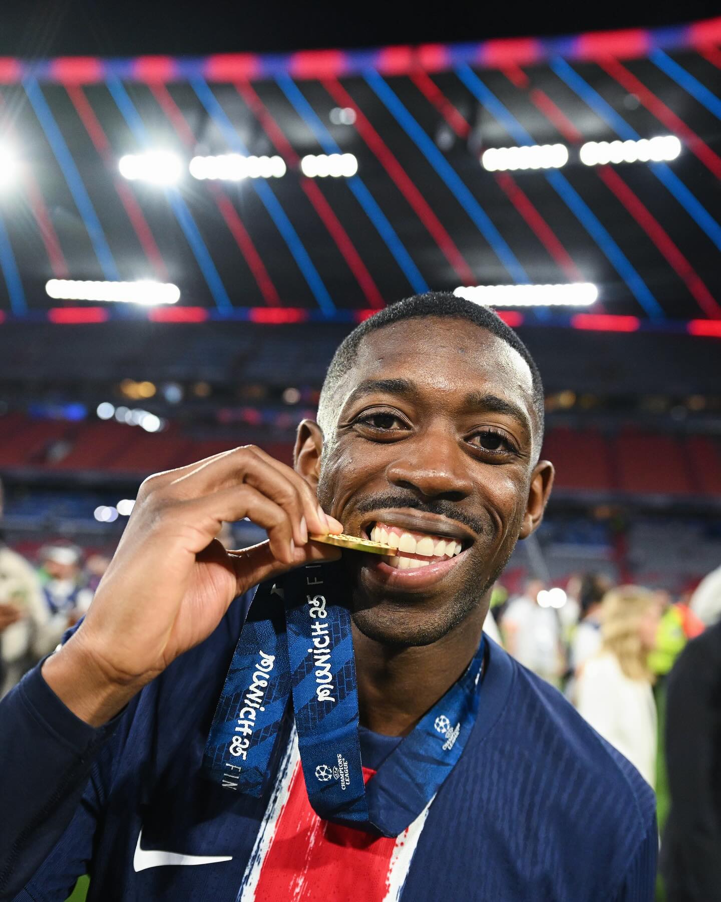 O atacante Dembélé, principal nome do PSG na temporada, sofreu uma lesão e virou dúvida para o jogo da equipe francesa contra o Botafogo