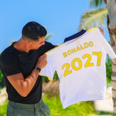 Após uma longa novela marcada por rumores de uma possível saída, o atacante Cristiano Ronaldo, de 40 anos, renovou seu contrato com o Al-Nassr