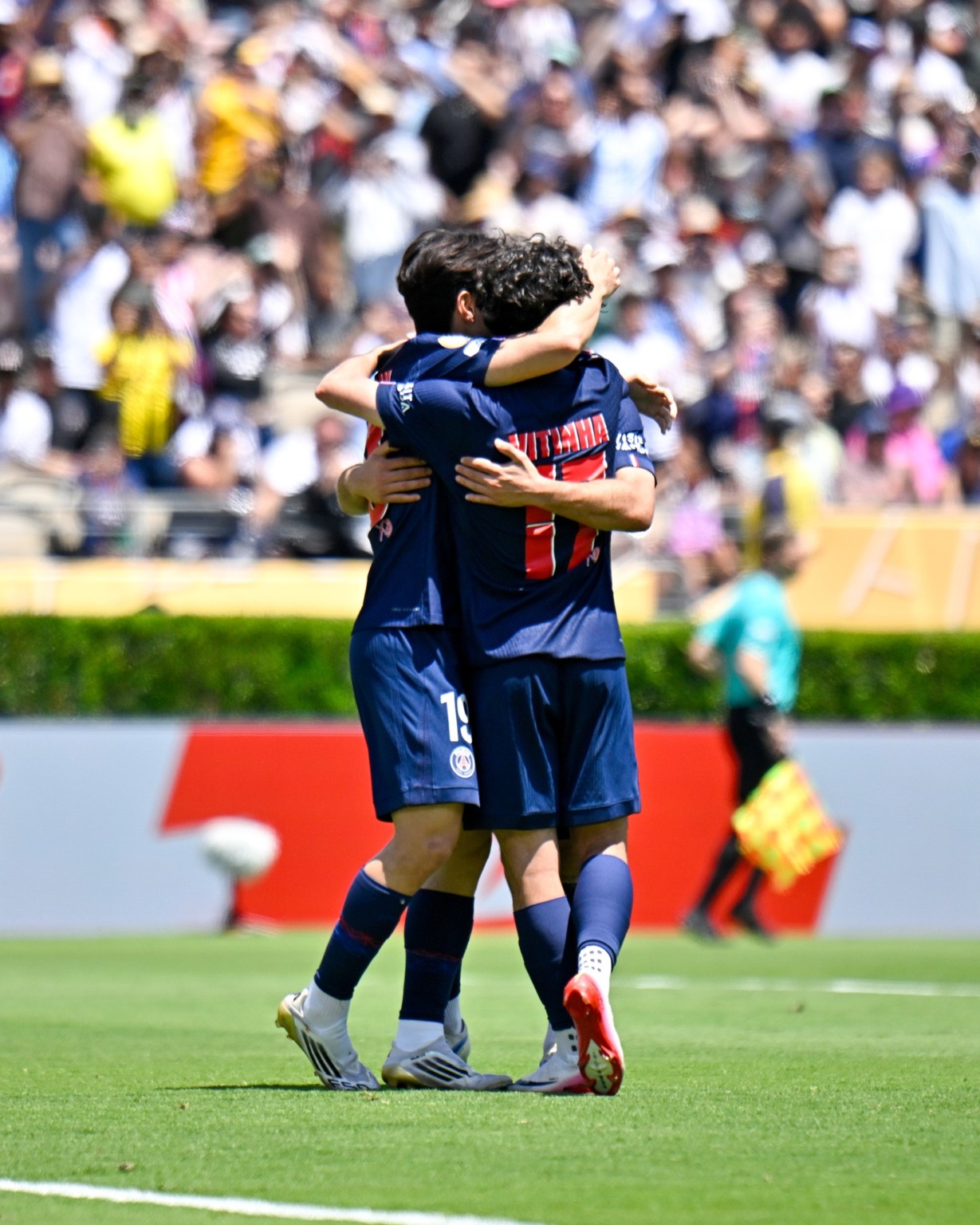 O Paris Saint-German ganhou do Atlético de Madrid por 4 a 0 neste domingo (15), num dos jogo mais aguardados da primeira rodada