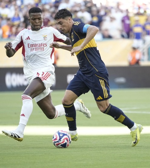 Dois jogadores argentinos tiraram do Boca Juniors a chance de estrear na Copa do Mundo de Clubes com uma vitória sobre o Benfica, nesta segunda-feira (16)