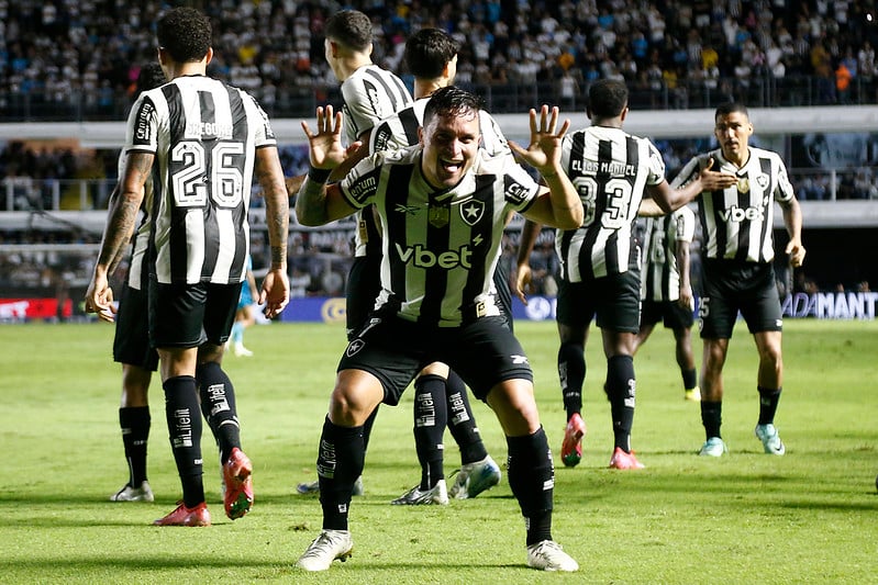 O Botafogo venceu o Santos por 1 a 0, neste domingo (1º), na Vila Belmiro, em partida válida pela 11ª rodada do Campeonato Brasileiro. O gol da vitória foi marcado por Artur.