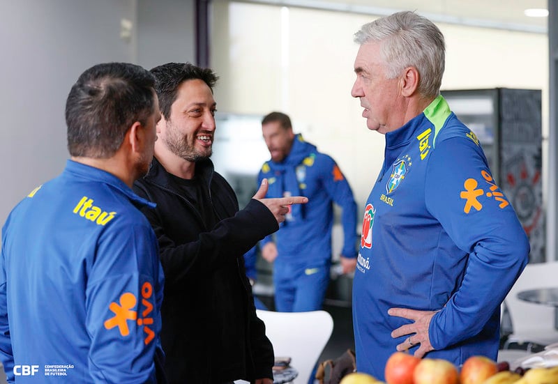 Arthur Elias visita Seleção no CT Joaquim Grava Foto: @rafaelribeirorio I CBF