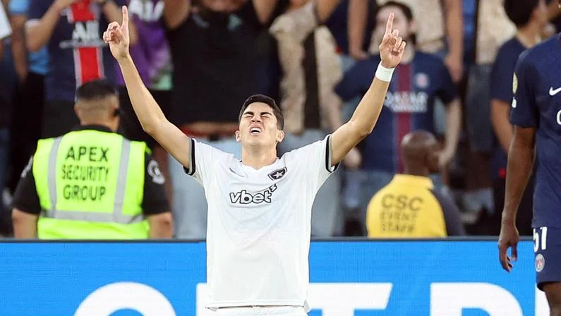 O Real Madrid aumentou a atenção sobre o jovem zagueiro Jair, do Botafogo, segundo informações divulgadas neste sábado (21)