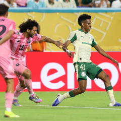 O jogador Estêvão, da SE Palmeiras, disputa bola com o jogador do Inter Miami CF, durante partida válida pela fase de grupos, da Copa do Mundo de Clubes da FIFA, no Hard Rock Stadium. (Foto: Cesar Greco/Palmeiras/by Canon)