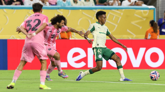 O jogador Estêvão, da SE Palmeiras, disputa bola com o jogador do Inter Miami CF, durante partida válida pela fase de grupos, da Copa do Mundo de Clubes da FIFA, no Hard Rock Stadium. (Foto: Cesar Greco/Palmeiras/by Canon)