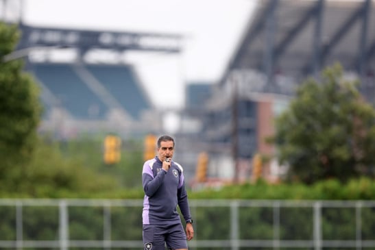 O Botafogo anunciou, na madrugada desta segunda-feira (30), a saída do técnico Renato Paiva.
