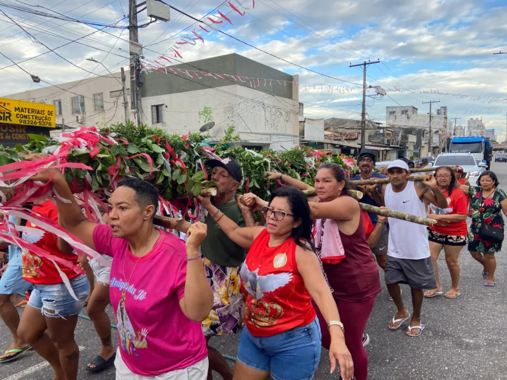 Em Belém, essa celebração ganha um caráter único e popular com a tradicional Festa do Divino Espírito Santo, conhecida como “Festa do Mineiro Pau”, realizada há mais de 80 anos no bairro do Telégrafo.