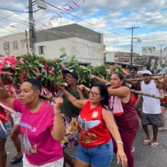 Em Belém, essa celebração ganha um caráter único e popular com a tradicional Festa do Divino Espírito Santo, conhecida como “Festa do Mineiro Pau”, realizada há mais de 80 anos no bairro do Telégrafo.