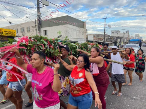 Em Belém, essa celebração ganha um caráter único e popular com a tradicional Festa do Divino Espírito Santo, conhecida como “Festa do Mineiro Pau”, realizada há mais de 80 anos no bairro do Telégrafo.
