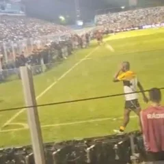 O atacante Thales, do time catarinense, foi atingido na cabeça por um objeto arremessado da arquibancada enquanto deixava o gramado.
