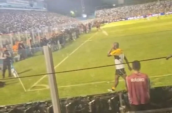 O atacante Thales, do time catarinense, foi atingido na cabeça por um objeto arremessado da arquibancada enquanto deixava o gramado.