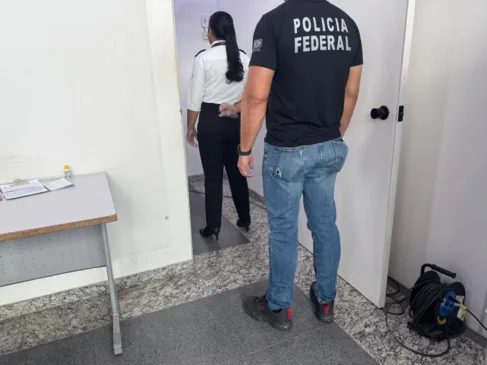 A Polícia Federal prendeu, na tarde desta quarta-feira (5/6), uma mulher foragida da Justiça brasileira pelos crimes de tráfico internacional de drogas