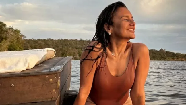 A atriz Dira Paes, 55 anos, encantou seus seguidores ao compartilhar fotos de um momento de descanso em Alter do Chão, no Pará.