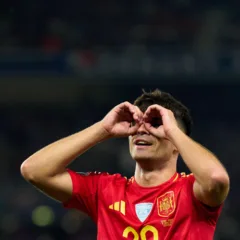 Na Alemanha, a seleção espanhola chegou a abrir 5 a 1, viu a França quase conseguir um empate improvável, mas saiu vencedora por 5 a 4 e se garantiu na decisão.