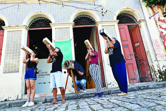 Oficina aproximou o público do universo da fotografia, com a construção de uma câmera escura FOTO: celso rodrigues