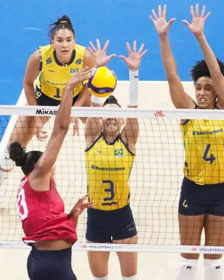 Na noite desta quinta-feira (5), o Brasil venceu os Estados Unidos por 3 sets a 0, com parciais de 25/18, 25/17 e 25/19