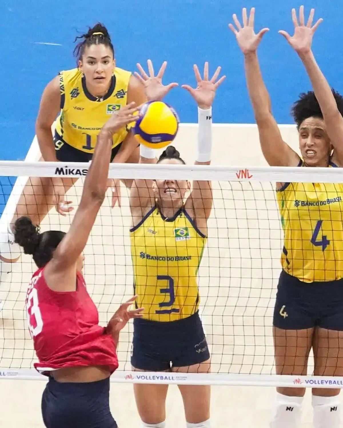 Na noite desta quinta-feira (5), o Brasil venceu os Estados Unidos por 3 sets a 0, com parciais de 25/18, 25/17 e 25/19 Na noite desta quinta-feira (5), o Brasil venceu os Estados Unidos por 3 sets a 0, com parciais de 25/18, 25/17 e 25/19