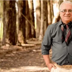 O cantor tradicionalista Sinval da Luz Finger Boeira, mais conhecido como Qüerinha, morreu na noite de sábado (7), durante apresentação