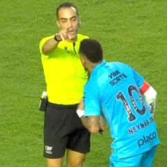 O atacante Neymar usou as redes sociais para se manifestar após ser expulso na derrota do Santos por 1 a 0 para o Botafogo, neste domingo (1º)
