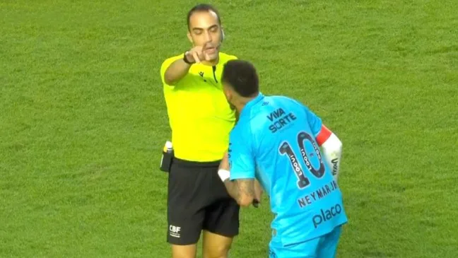 O atacante Neymar usou as redes sociais para se manifestar após ser expulso na derrota do Santos por 1 a 0 para o Botafogo, neste domingo (1º)
