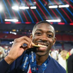 O atacante Dembélé, principal nome do PSG na temporada, sofreu uma lesão e virou dúvida para o jogo da equipe francesa contra o Botafogo