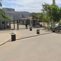 Um detento foi preso após jogar água fervente no rosto de uma travesti em uma cela de uma cadeia na Grande Belo Horizonte.