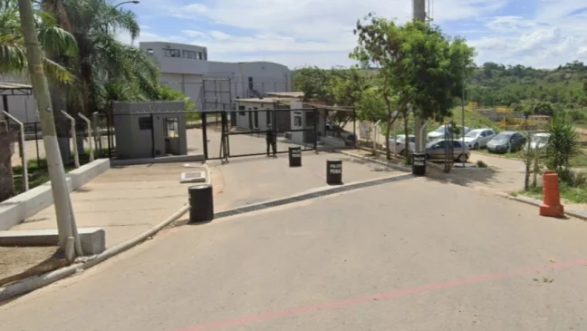 Um detento foi preso após jogar água fervente no rosto de uma travesti em uma cela de uma cadeia na Grande Belo Horizonte.