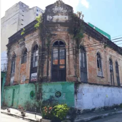 Quem passa ali pela rua Henrique Gurjão, bem na esquina com a Ferreira Cantão, no bairro da Campina, centro de Belém, hoje se depara com um casarão abandonado