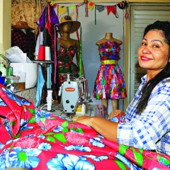 Ana Lobato é dona de um ateliê no bairro do Guamá e também faz roupas juninas FOTOS:  ANTONIO MELO